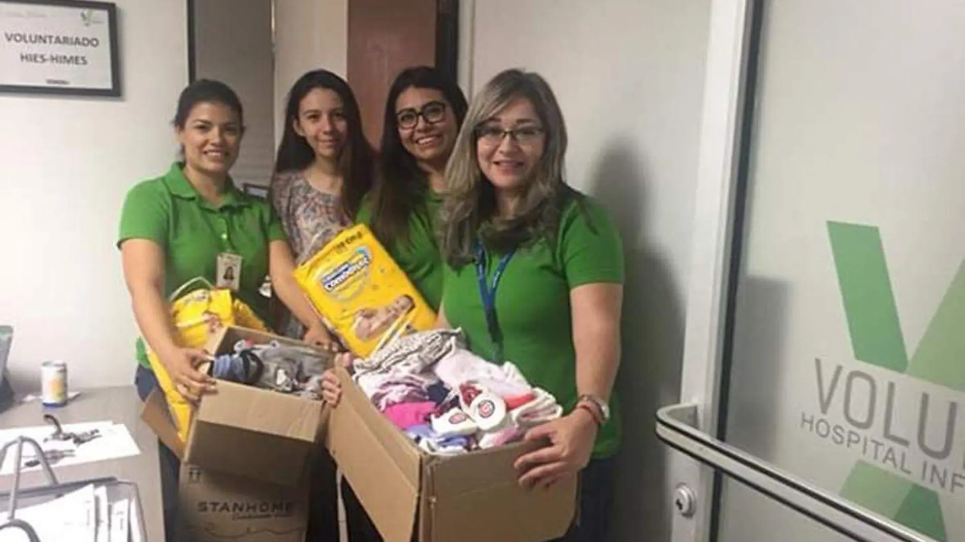 Equipo de Mamis Hermosillo en la primer entrega de donativos en el HIES